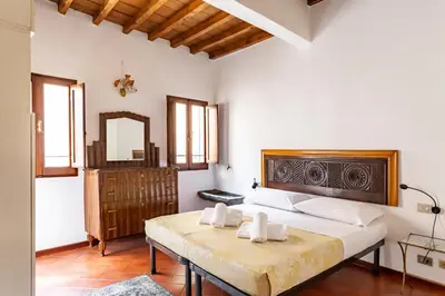 Letto o letti in una camera di GuestHost - Archi di San Frediano Lovely Apartment