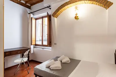 Letto o letti in una camera di GuestHost - Archi di San Frediano Lovely Apartment