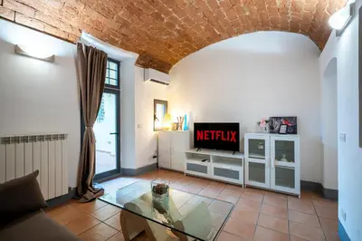 TV o dispositivi per l'intrattenimento presso Central Station Apartment with Garden