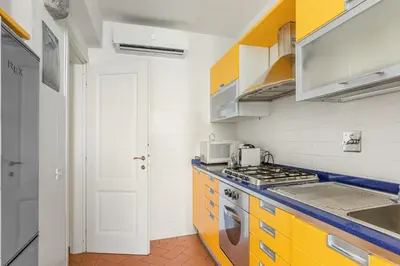 Cucina o angolo cottura di GuestHost - The Lions' Apartment in the Historic Centre x8