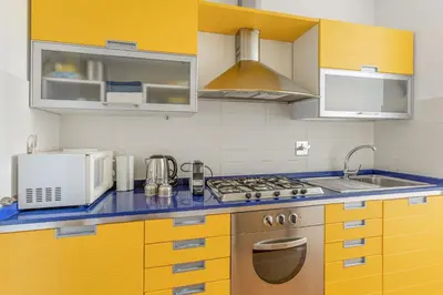Cucina o angolo cottura di GuestHost - The Lions' Apartment in the Historic Centre x8