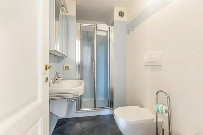 Bagno di GuestHost - The Lions' Apartment in the Historic Centre x8