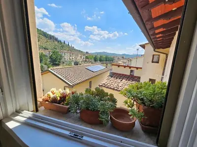 Vista generica sulle montagne o vista sulle montagne dall'interno dell'appartamento