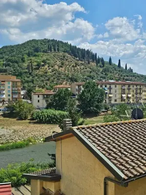 Vista generica sulle montagne o vista sulle montagne dall'interno dell'appartamento
