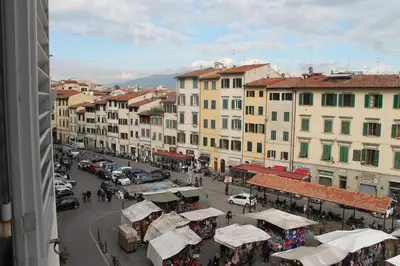 Vista generica su Firenze o vista sulla città dall'interno dell'appartamento