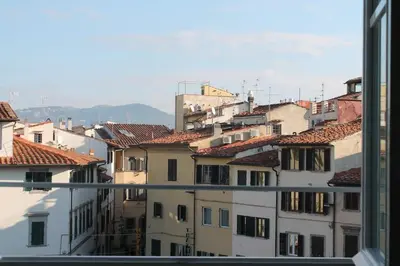 Vista generica sulle montagne o vista sulle montagne dall'interno dell'appartamento