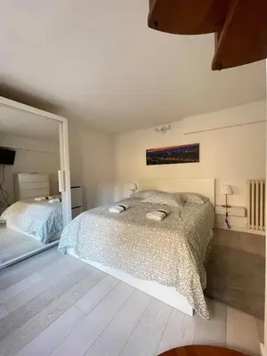 Letto o letti in una camera di Morgagni Suites- Elegante bilocale con tram T1 sotto casa