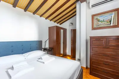 Letto o letti in una camera di GuestHost - Renaissance Romance - Florence Gem Apartment
