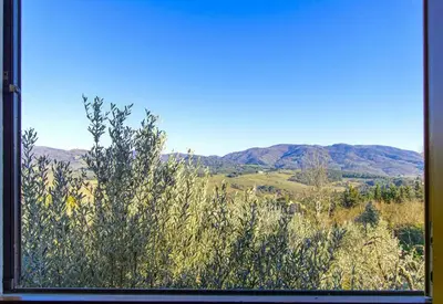 Vista generica sulle montagne o vista sulle montagne dall'interno dell'appartamento