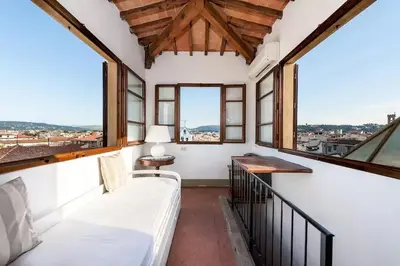 Vista generica sulle montagne o vista sulle montagne dall'interno dell'appartamento