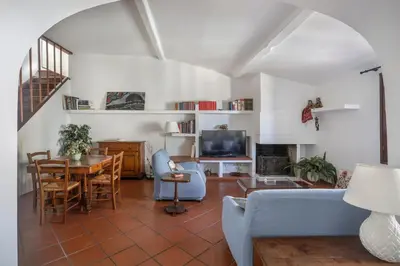 TV o dispositivi per l'intrattenimento presso Bright Last-Floor Apartment with Terrace