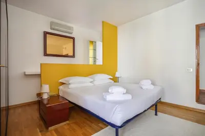 Letto o letti in una camera di Bright Last-Floor Apartment with Terrace