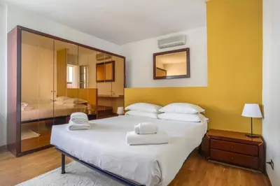 Letto o letti in una camera di Bright Last-Floor Apartment with Terrace