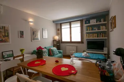 Area soggiorno di Mosse Teatro Apartment by Mamo Florence