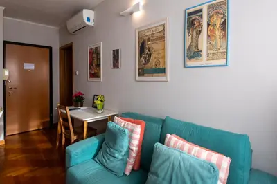 Area soggiorno di Mosse Teatro Apartment by Mamo Florence