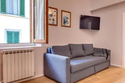 Area soggiorno di Francesco Apartment by Mamo Florence