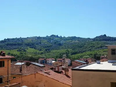 Vista generica sulle montagne o vista sulle montagne dall'interno dell'affittacamere