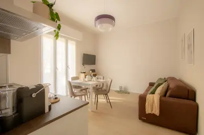 Area soggiorno di Mias flat by DomusDimore