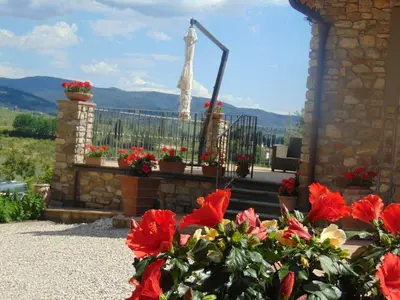 Vista generica sulle montagne o vista sulle montagne dall'interno dell'agriturismo