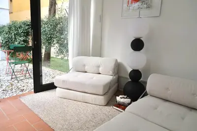 Area soggiorno di Charming Garden Home, 10 min Walk to Duomo