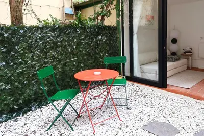 Area soggiorno di Charming Garden Home, 10 min Walk to Duomo