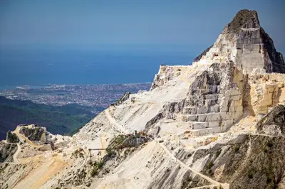 Vista generica sulle montagne o vista sulle montagne dall'interno dell'appartamento