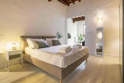 Letto o letti in una camera di Modern Loft 1 min to Basilica of Santa Croce