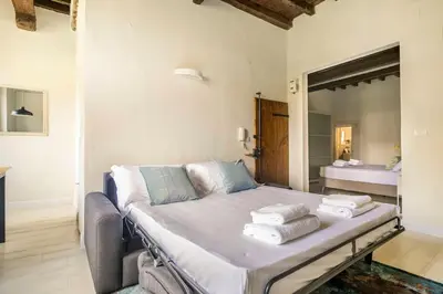 Letto o letti in una camera di Modern Loft 1 min to Basilica of Santa Croce