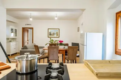 Cucina o angolo cottura di Elena's Apt with Lodge, near the Center