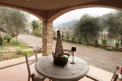 Vista generica sulle montagne o vista sulle montagne dall'interno dell'appartamento