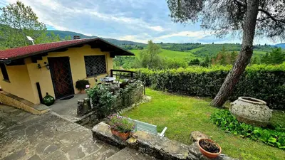 Vista generica sulle montagne o vista sulle montagne dall'interno della casa vacanze