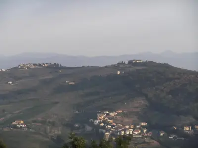 Vista generica sulle montagne o vista sulle montagne dall'interno dell'appartamento
