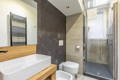 Bagno di GuestHost - San Lorenzo Central Roomy Apartment