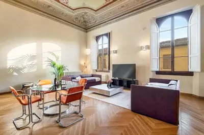 TV o dispositivi per l'intrattenimento presso Via Venezia 10 - Renaissance - Historic Charm with Frescoes and Private Courtyard Parking in Florence Heart