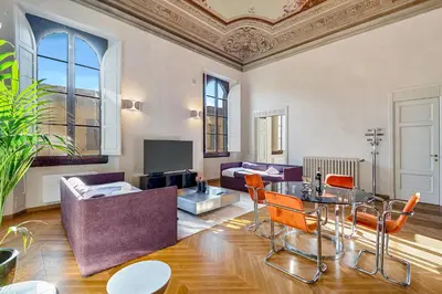 Area soggiorno di Via Venezia 10 - Renaissance - Historic Charm with Frescoes and Private Courtyard Parking in Florence Heart