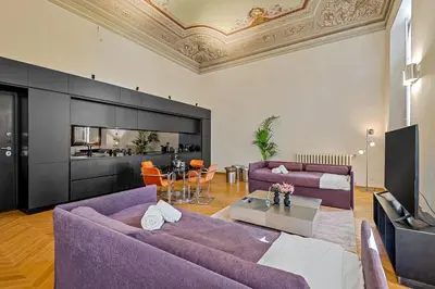 TV o dispositivi per l'intrattenimento presso Via Venezia 10 - Renaissance - Historic Charm with Frescoes and Private Courtyard Parking in Florence Heart