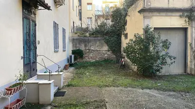 Giardino di Via Venezia 10 - Renaissance - Historic Charm with Frescoes and Private Courtyard Parking in Florence Heart