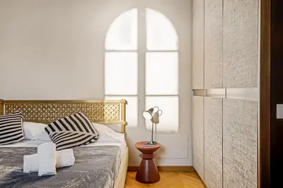 Letto o letti in una camera di Via Venezia 10 - Renaissance - Historic Charm with Frescoes and Private Courtyard Parking in Florence Heart