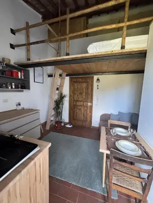 Cucina o angolo cottura di Rustico monolocale soppalcato a Firenze