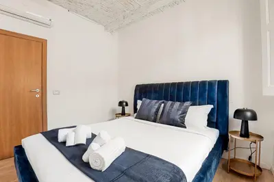Letto o letti in una camera di GOLDEN LUXE - Penthouse in Duomo view of Brunelleschi's dome