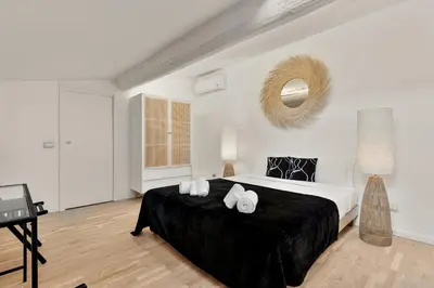 Letto o letti in una camera di GOLDEN LUXE - Penthouse in Duomo view of Brunelleschi's dome
