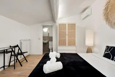 Letto o letti in una camera di GOLDEN LUXE - Penthouse in Duomo view of Brunelleschi's dome