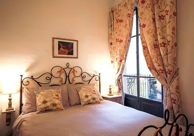 Letto o letti in una camera di Watch the city wake light filled Medieval Palace