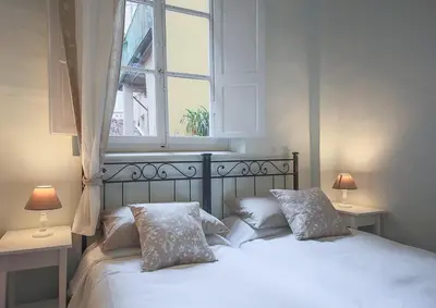 Letto o letti in una camera di Watch the city wake light filled Medieval Palace
