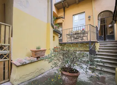 Balcone o terrazza di Watch the city wake light filled Medieval Palace