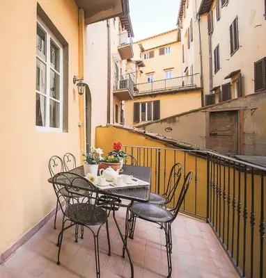 Balcone o terrazza di Watch the city wake light filled Medieval Palace