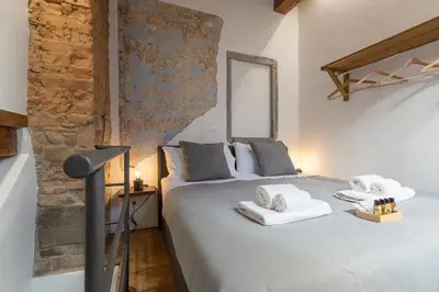 Letto o letti in una camera di Uffizi-Ponte Vecchio Mini Loft con affreschi