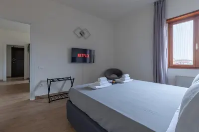 TV o dispositivi per l'intrattenimento presso Amazing Apt Free Private Parking 18 min by train to Florence