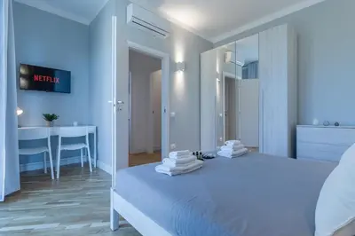 Letto o letti in una camera di Careggi-Rifredi CHIC Apartment Tramvia-Parking