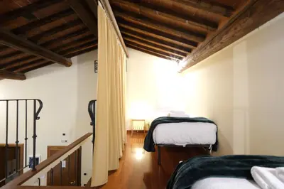 Letto o letti in una camera di Wine Apartments Florence Barbaresco